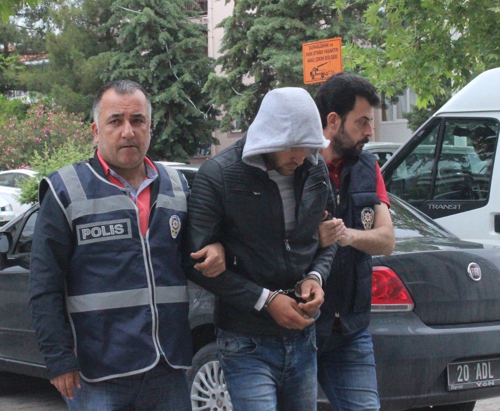 Kaçırmaya Çalıştıkları Kız Karateci Çıkınca Dayak Yediler