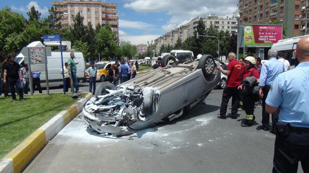 Kırmızı Işık İhlali Kazayla Sonuçlandı: 3 Yaralı