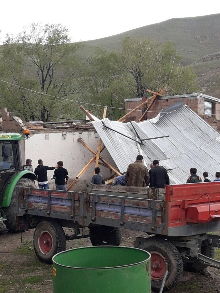 Erzurum’un Horasan İlçesinde Şiddetli Fırtına Evleri Yıktı