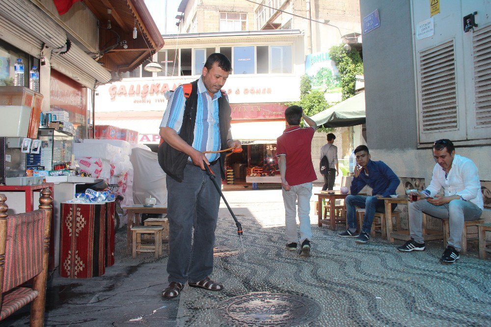 Muhtar, Mahallesinin Her Derdine Koşuyor