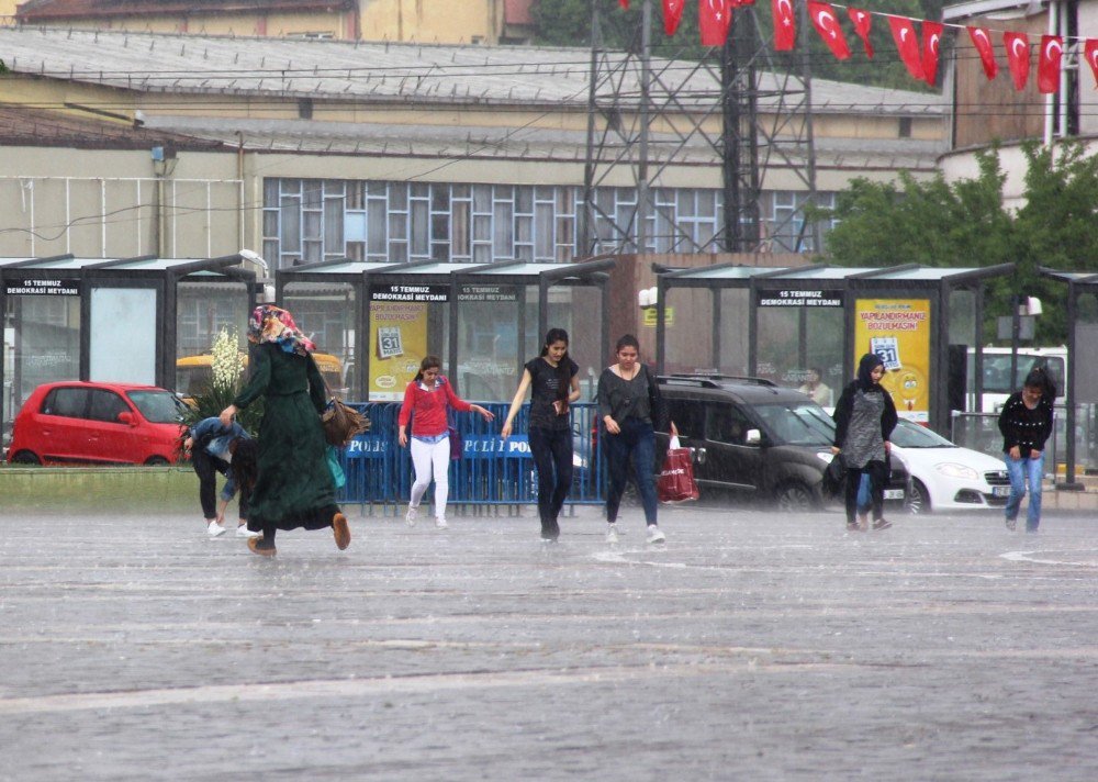 Aniden Bastıran Yağmur Hayatı Olumsuz Etkiledi