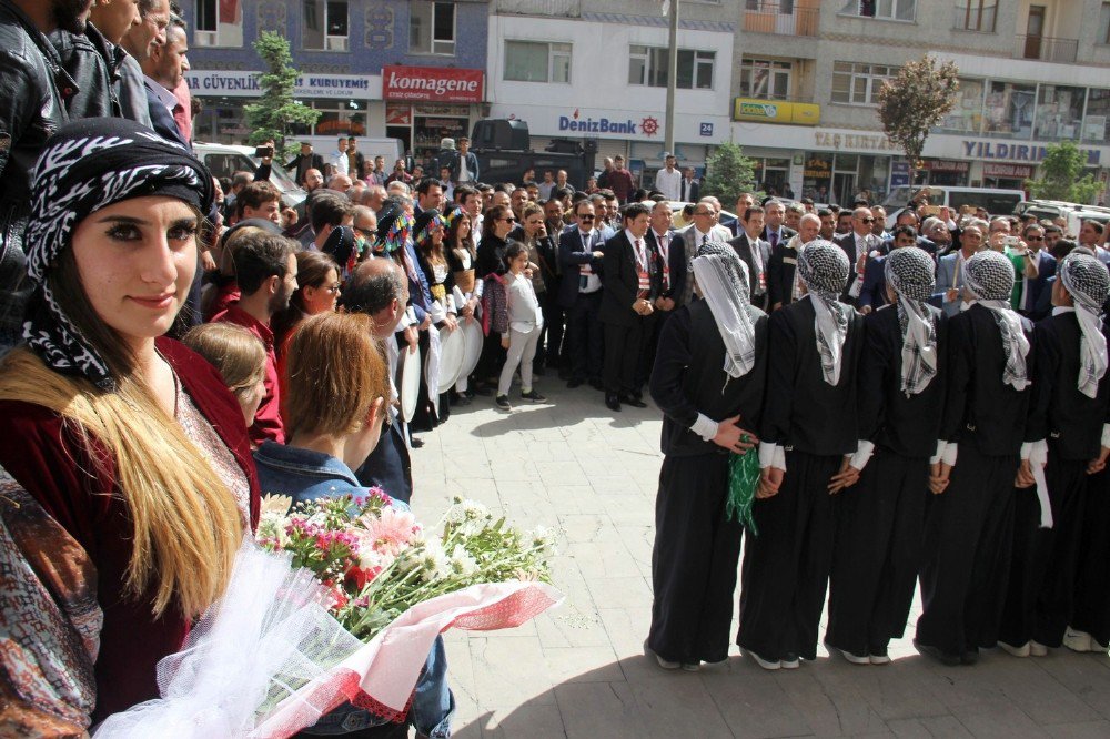 Hakkari’ye Gelen Heyet Davul Zurna İle Karşılandı