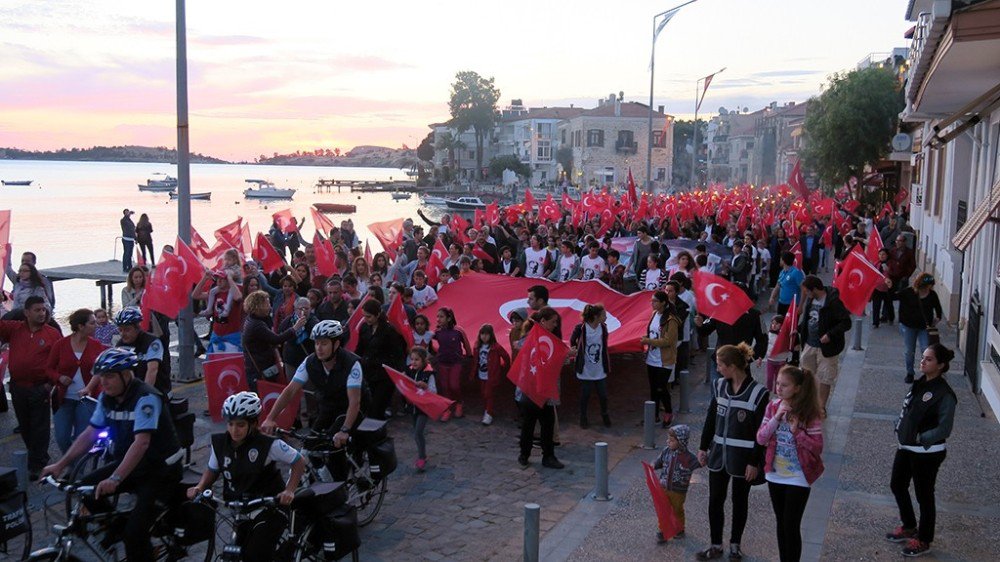 Foça’dan ’Biz Atatürk Gençleriyiz’ Haykırışı