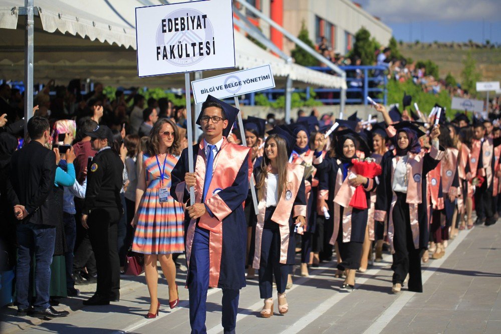 Çankırı Karatekin Üniversitesinde Mezuniyet Coşkusu