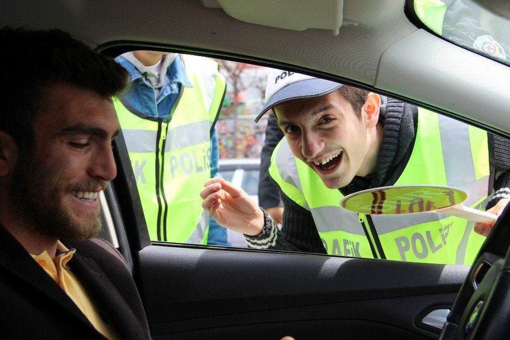 Engelli Çocuklar Trafik Polisi Oldu