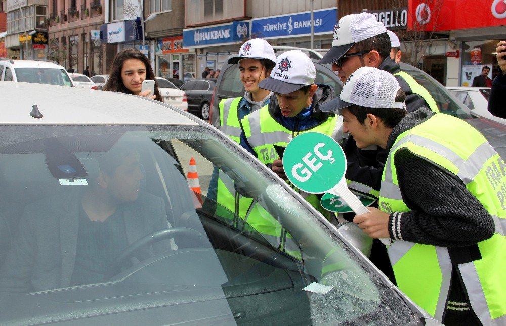 Engelli Çocuklar Trafik Polisi Oldu