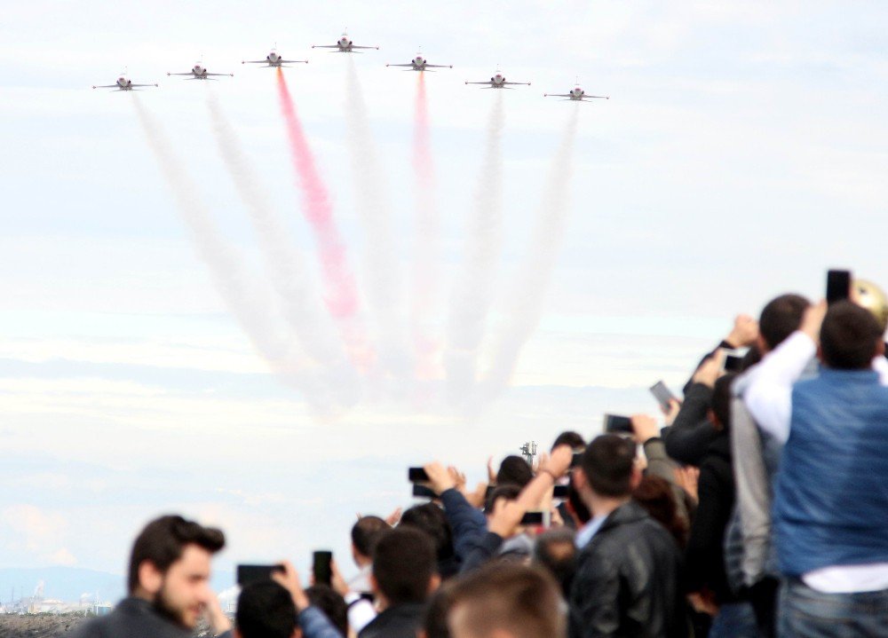 Türk Yıldızları Ve Solotürk’ten Nefes Kesen Gösteri