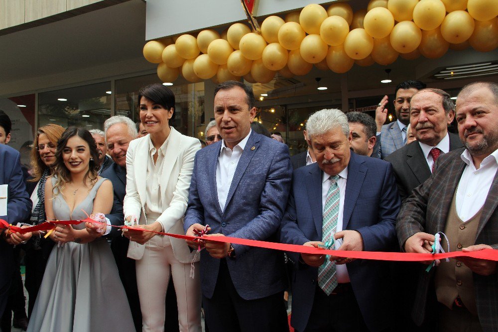 Ünlü Manken Deniz Akkaya Güzel Kalmanın Sırrını Açıkladı