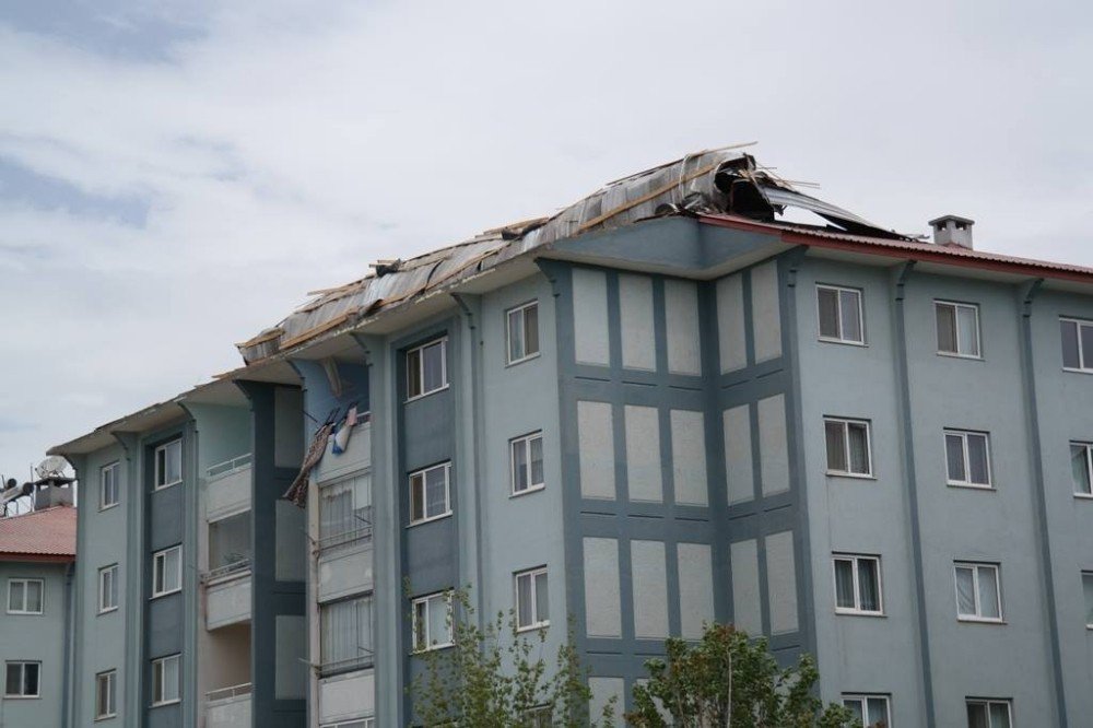 Erciş’te Fırtına Yıktı Geçti