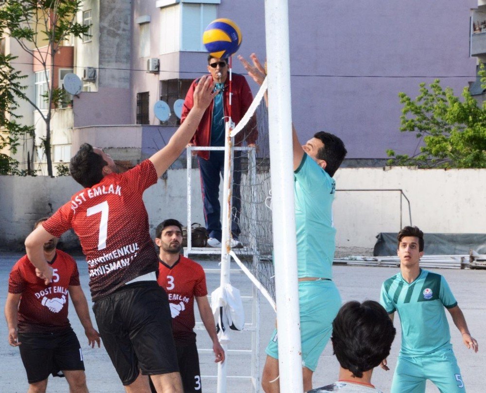 Voleybol Turnuvasında Şampiyon Lapseki Belediyesi Oldu