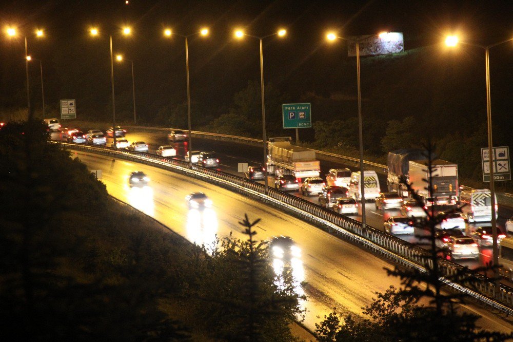 İstanbul’a Geri Dönüş Trafiği Tem’de Devam Ediyor