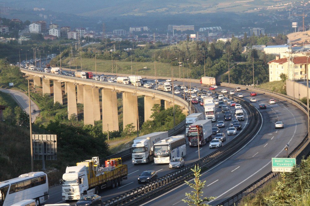 19 Mayıs Tatilcileri Tem Otoyolunu Kitledi