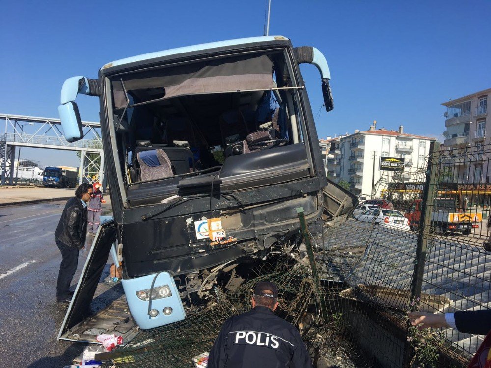 Ak Parti Kongresine Partilileri Taşıyan Otobüs Polatlı’da Kaza Yaptı: 32 Yaralı