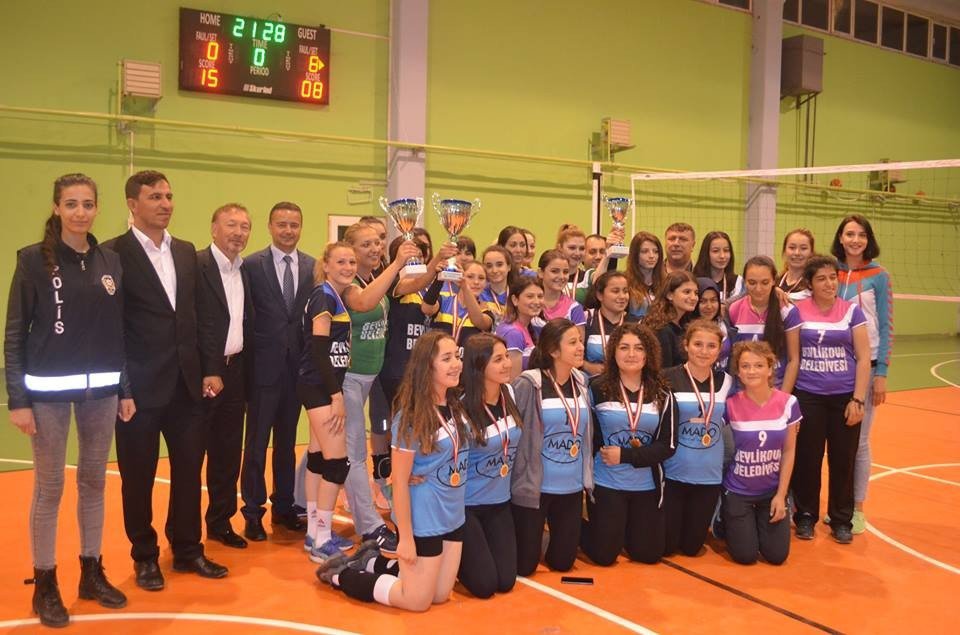 Beylikova Belediyesi Bayan Voleybol Turnuvasında Matrak Kızlar Şampiyon Oldu