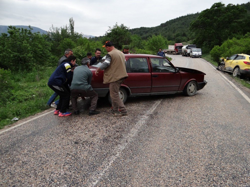 Bilecik’te Otomobiller Çarpıştı: 2 Yaralı