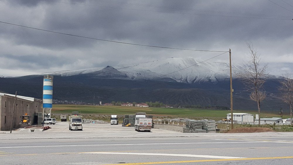 Tatvan’da Yüksek Kesimlere Kar Yağdı