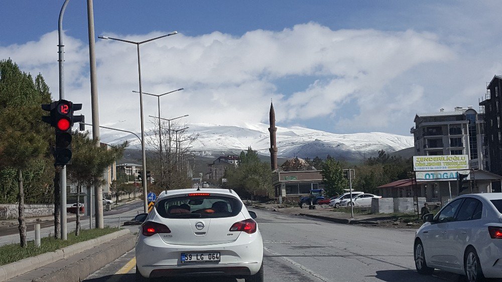 Tatvan’da Yüksek Kesimlere Kar Yağdı