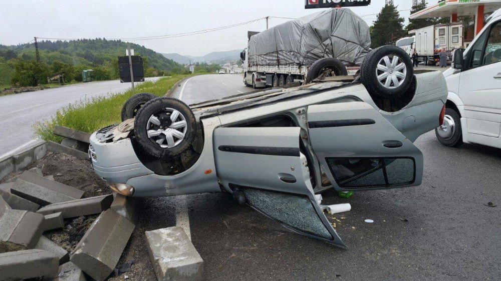 Bolu’da Takla Atan Otomobilde İki Kişi Yaralandı