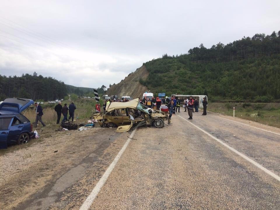 Bursa’da Midibüs İle Otomobil Çarpıştı: 3 Ölü