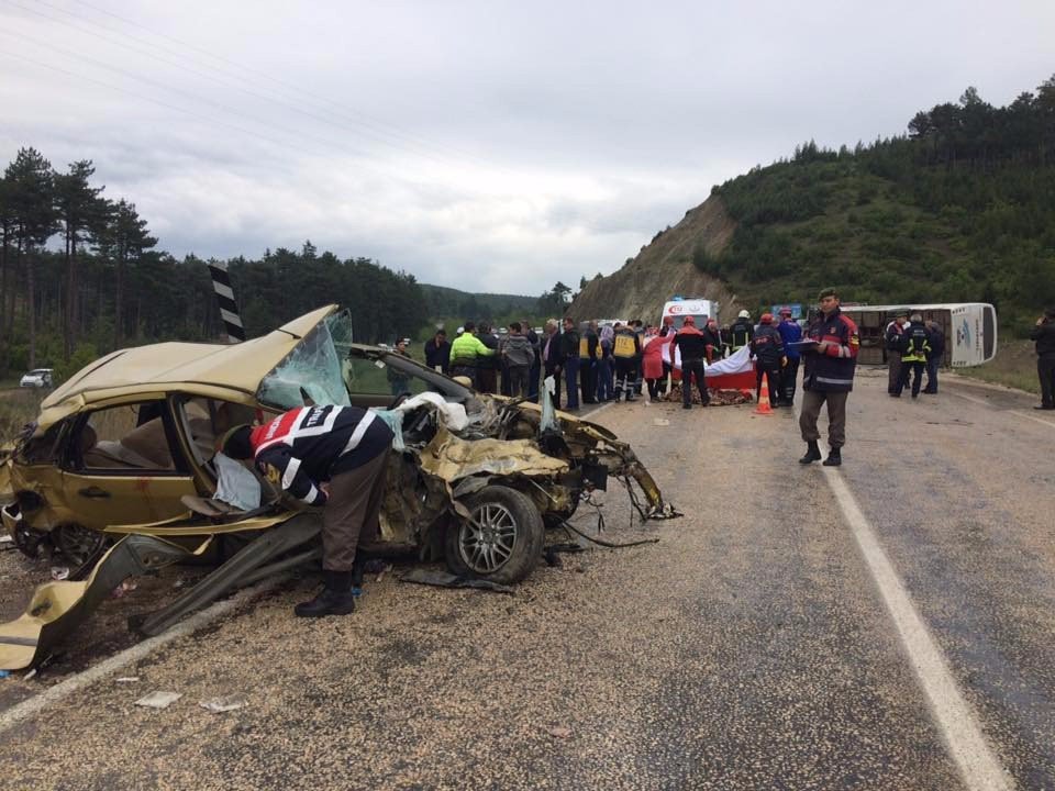 Bursa’da Midibüs İle Otomobil Çarpıştı: 3 Ölü