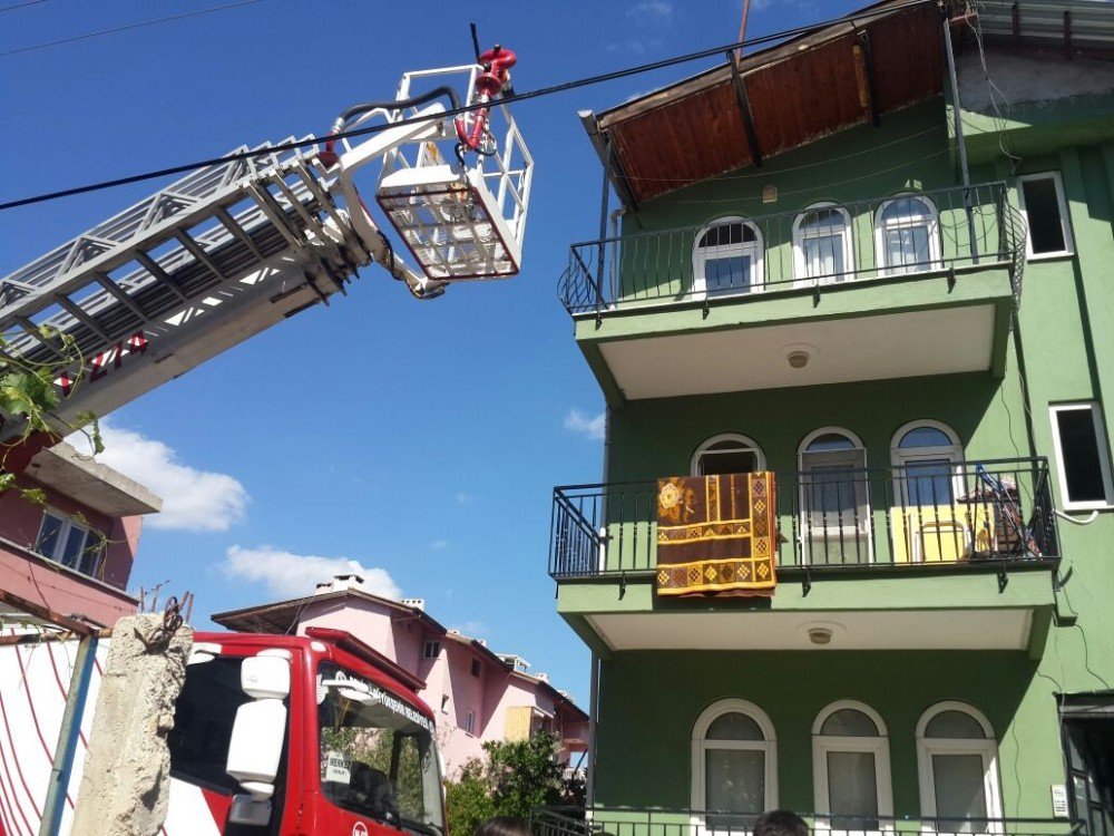 İki Kız Kardeş Evde Yemek Yaparken Yangın Çıktı