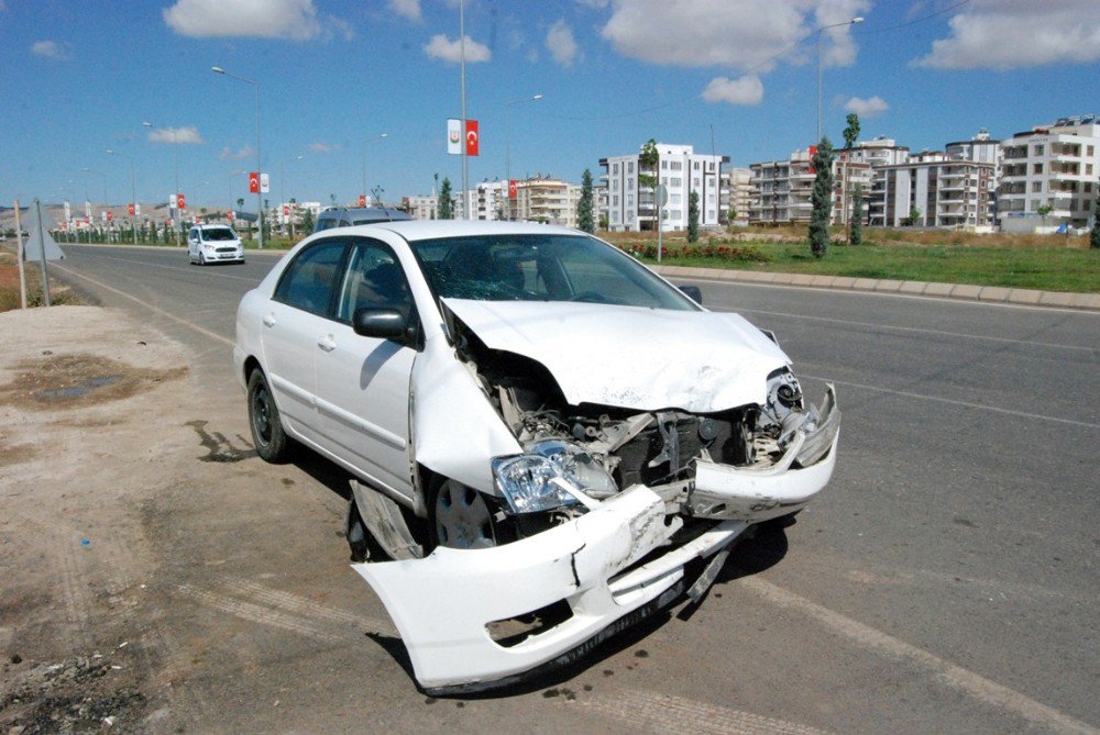 Çarptığı Otomobildeki Yaralılara İlk Müdahaleyi Kendisi Yaptı