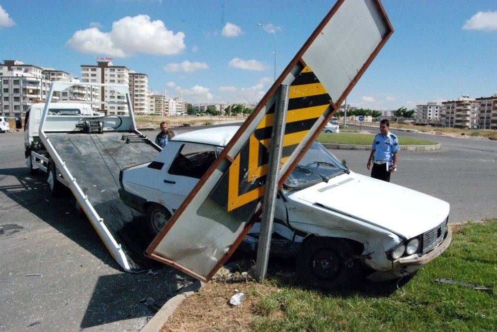 Çarptığı Otomobildeki Yaralılara İlk Müdahaleyi Kendisi Yaptı