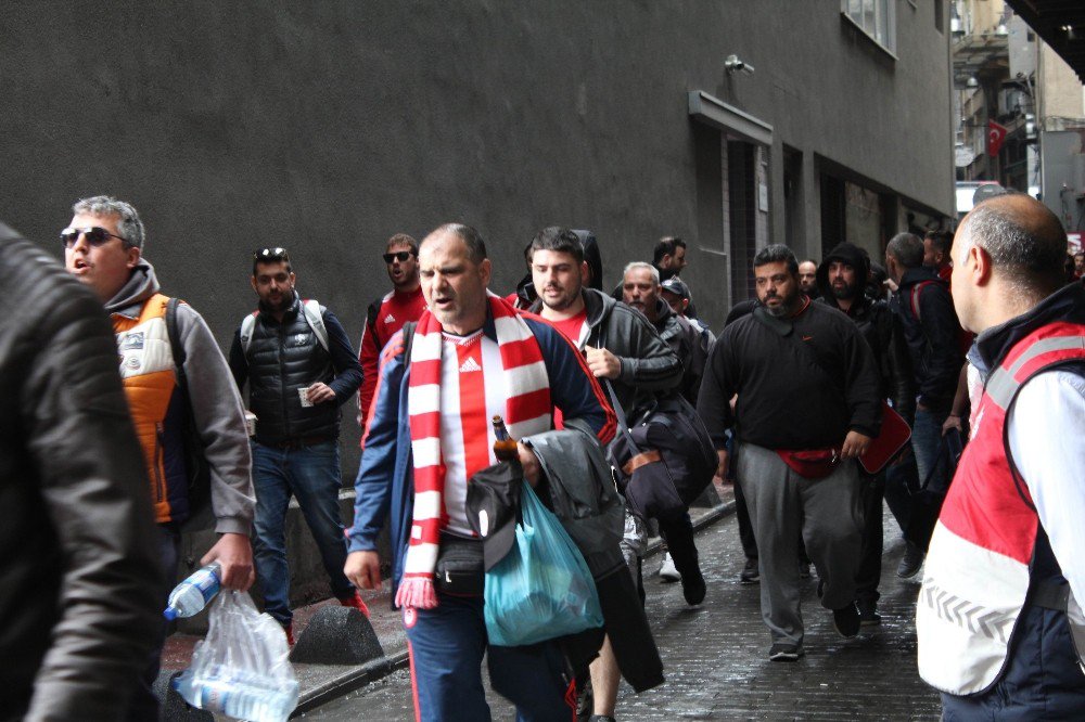 Olympiakos Taraftarı Yoğun Güvenlik Önlemleri Arasında Otelden Ayrıldı