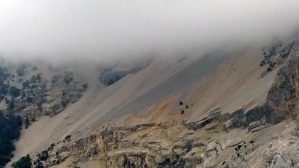 Kayalıklarda Mahsur Kalan Paraşütçü Kurtarıldı