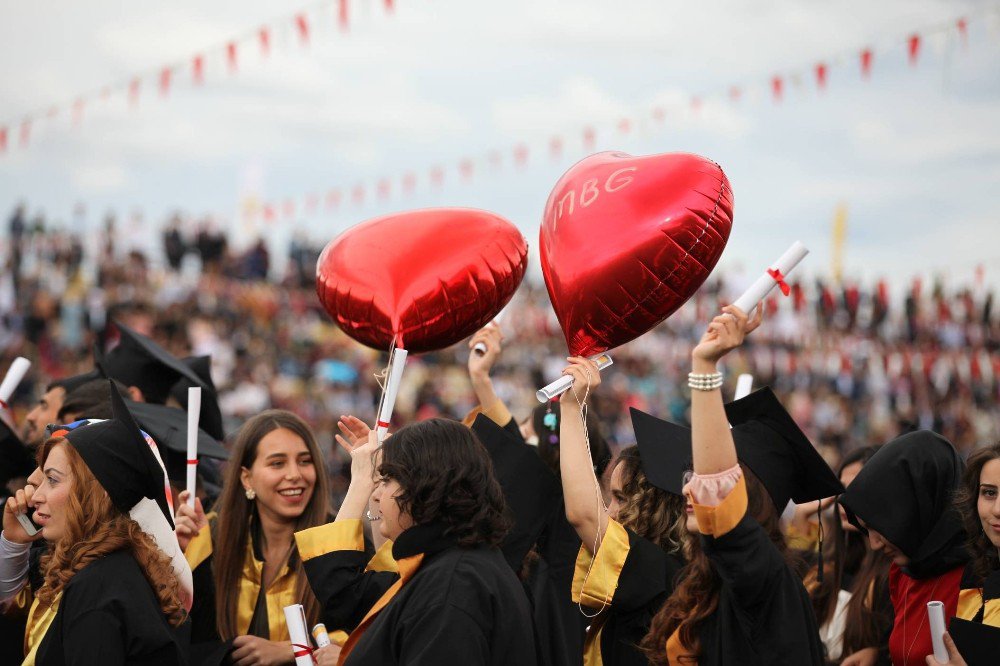 İnönü Üniversitesinde Mezuniyet Coşkusu