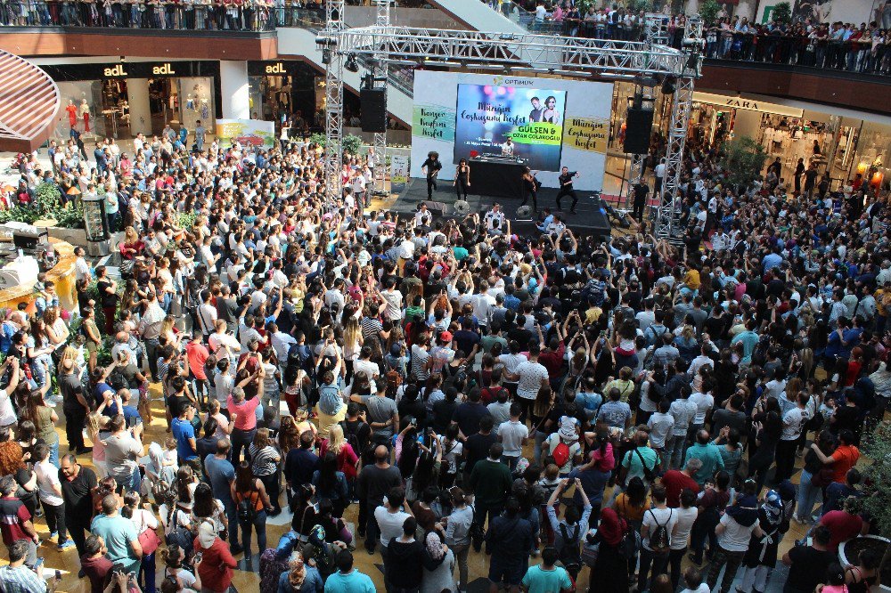 İzmir’de Gülşen Ve Ozan Çolakoğlu Rüzgarı Esti