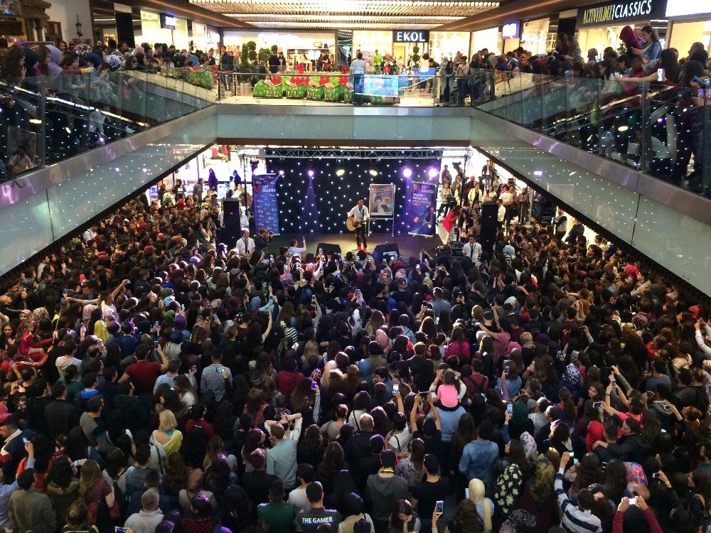 Ünlü Sanatçı Buray, Esas 67 Avm’de Konser Verdi