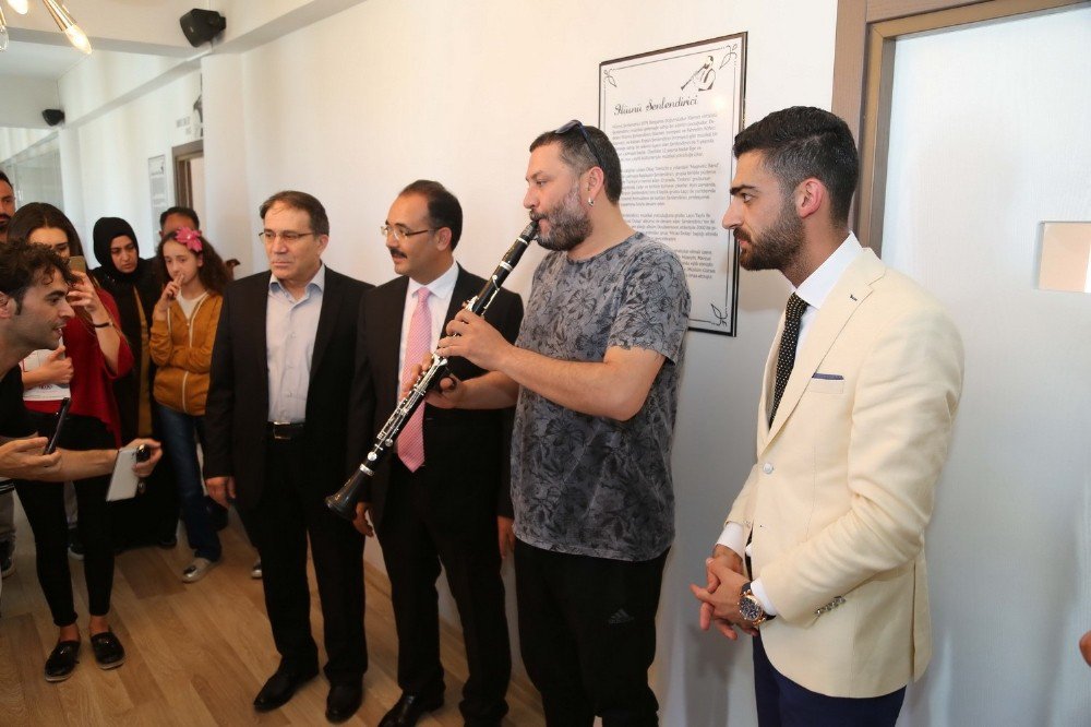 Hüsnü Şenlendirici, Uşak Belediyesi Sanat Akademisi’nin Açılışına Katıldı
