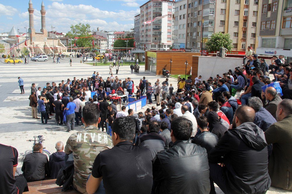 Bileğine Güvenenler Kıyasıya Karıştı