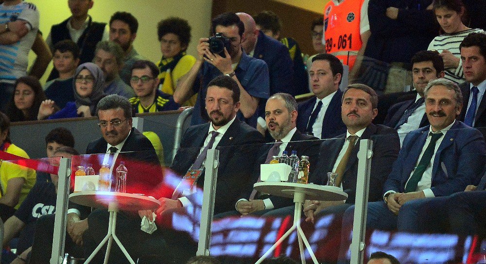 Sinan Erdem Spor Salonu Sarı-laciverte Büründü