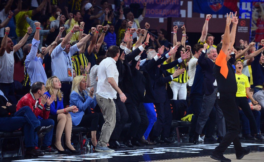 Sinan Erdem Spor Salonu Sarı-laciverte Büründü