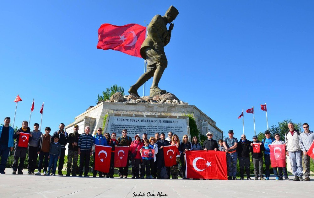 Afdos Üyeleri Büyük Taarruz Şehitliği’ne Yürüdü