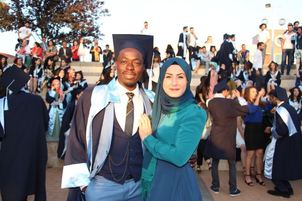 Afrikalı Mohammed Hem Diplomasına Hem De Sevdiğine Kavuştu