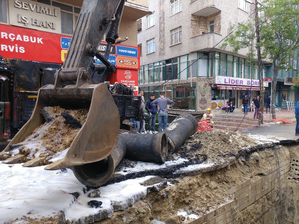 Bağçılar’daki Doğalgaz Patlamasında Alevler Metrelerce Havaya Yükseldi