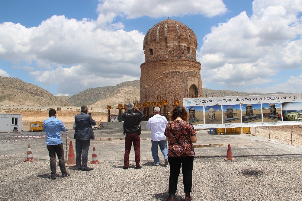 Taşınan Zeynel Bey Türbesi’ne Ziyaretçi Akını