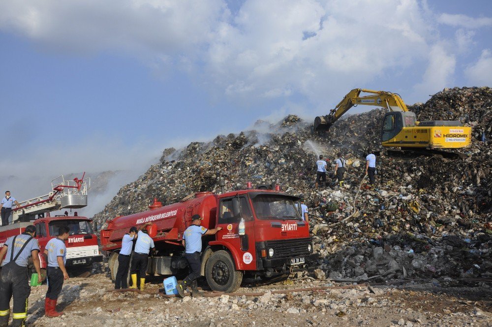 Büyükşehir İtfaiyesi’nden Çöp Yangınına Anında Müdahale