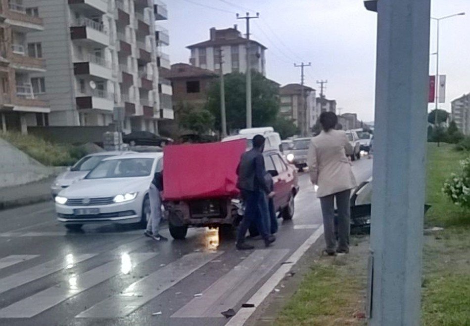 Yağışlı Hava Kazaya Neden Oldu: 2 Yaralı