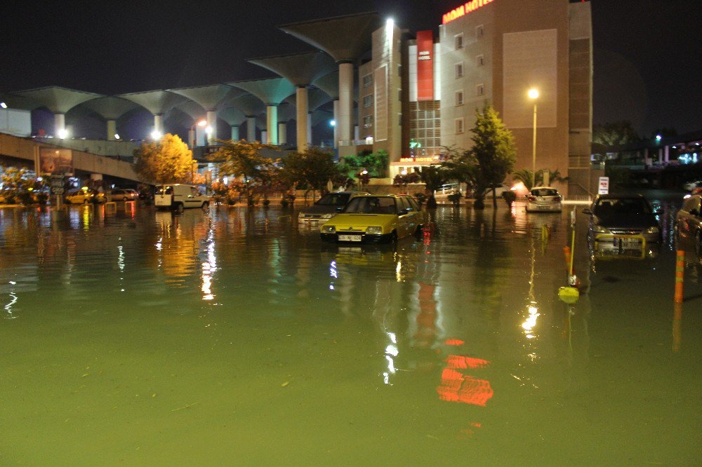 İzmir Göle Döndü, Çocuklar Yağmur Suyunda Yüzdü