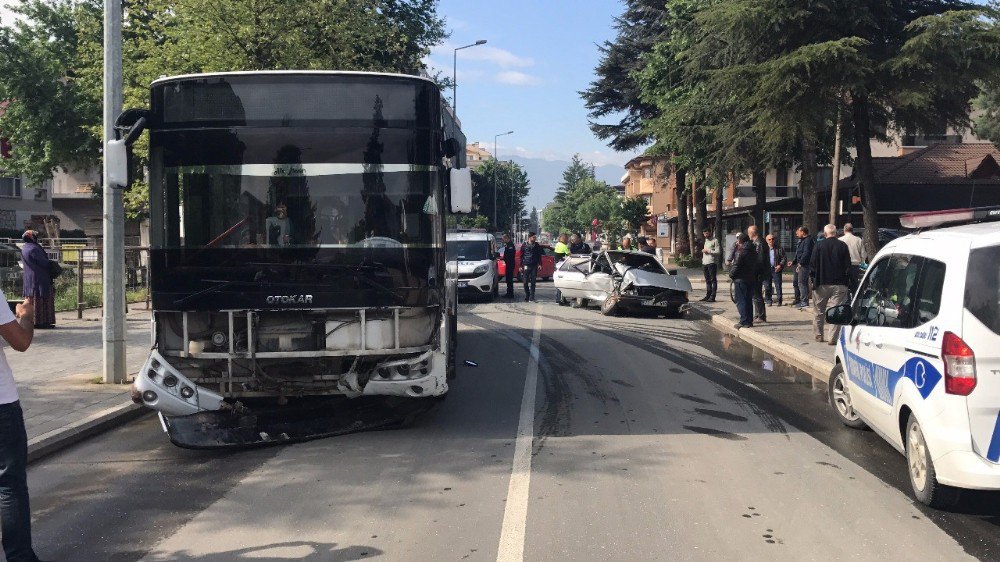 Otobüsün Çarptığı Otomobil Hurdaya Döndü