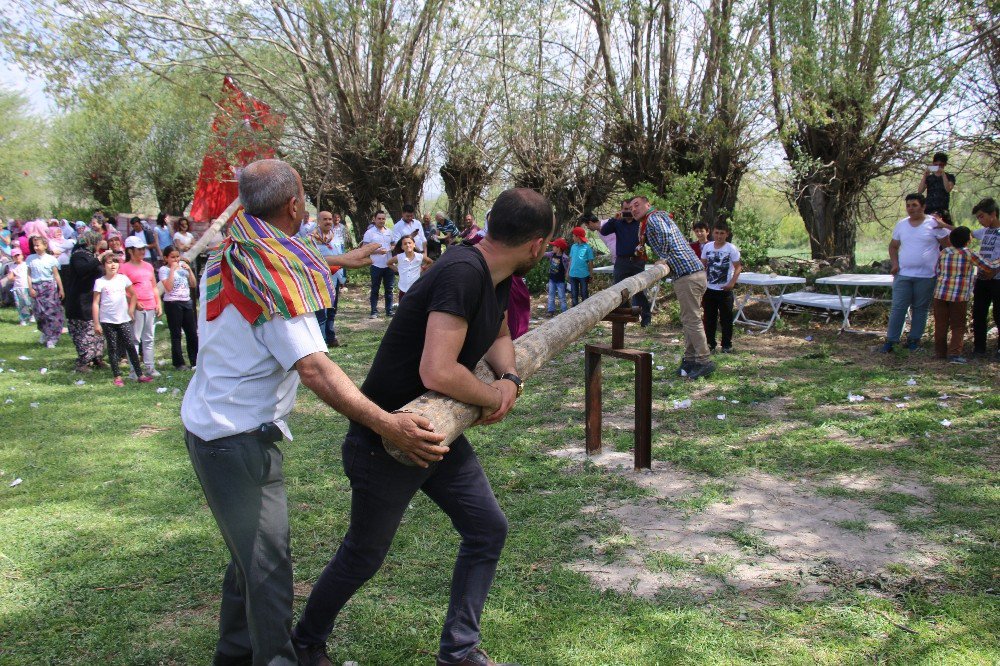 Eski Yörük Oyunu ’Cungurdaş’ Gemiç’te Yaşatılmaya Devam Ediyor