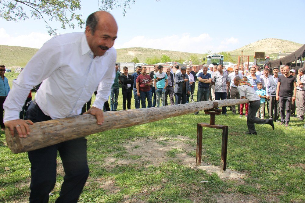 Eski Yörük Oyunu ’Cungurdaş’ Gemiç’te Yaşatılmaya Devam Ediyor