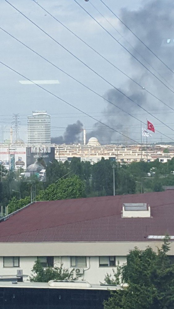 İkitelli Organize Sanayi Bölgesi’nde Çıkan Yangın Paniğe Neden Oldu