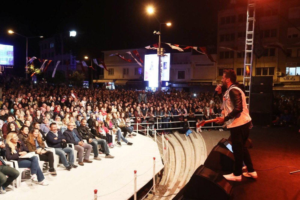 Bergama Kermesinde Emre Altuğ Rüzgarı