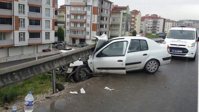 Otomobil Bariyerlere Çarptı, 4 Yaralı