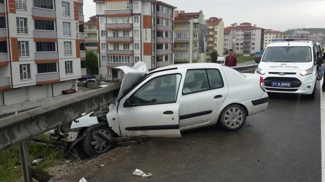 Otomobil Bariyerlere Çarptı, 4 Yaralı